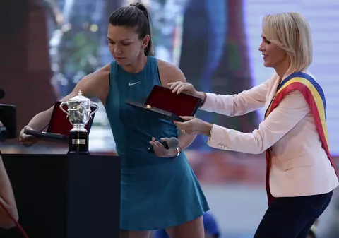 Cum a organizat Gabriela Firea primirea Simonei Halep pe Arena Națională, imagini nedifuzate. ”Să mor dacă nu vin!”. Cine sunt gărzile de corp ale Simonei | VIDEO