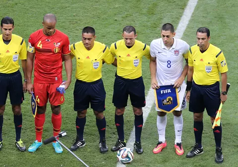 Cine sunt arbitrii de la Campionatul Mondial de fotbal Rusia 2018. Pot abandona jocurile în cazuri de ”discriminare persistentă din tribune”