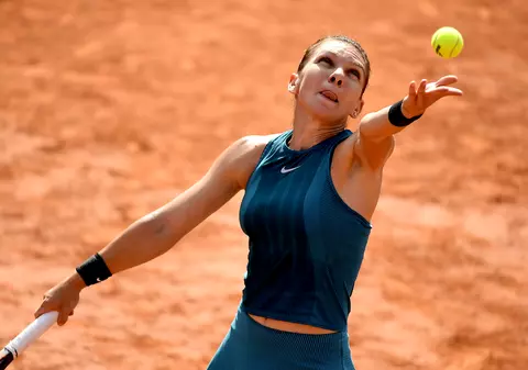 Simona Halep s-a calificat în optimile de finală la Roland Garros. A fost 7-5, 6-0 cu Andrea Petkovic. Avem două fete în ”optimi”
