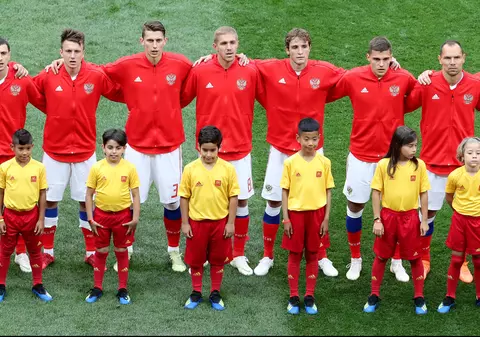 Doi copii, singurii români prezenți pe teren la meciul Rusia - Arabia Saudită, de la Campionatul Mondial de fotbal Rusia 2018