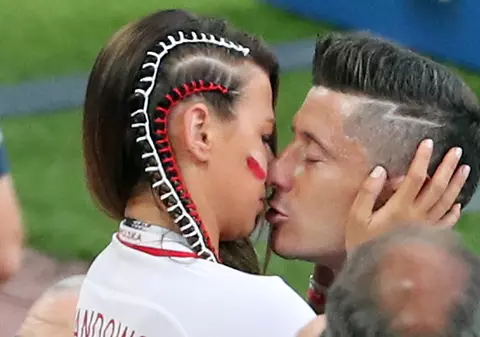 Consolare pentru Robert Lewandowski, după eșecul cu Senegal, de la Campionatul Mondial de fotbal 2018: un sărut, doar atât!