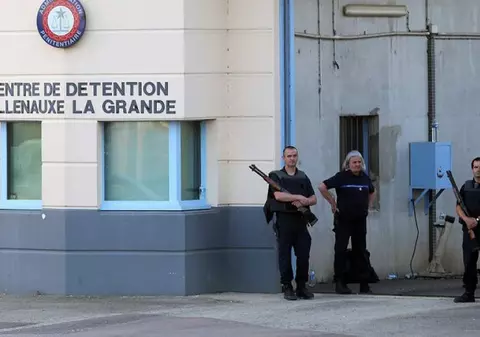 Un român a luat ostatic un gardian, în închisoarea din Franţa unde era închis