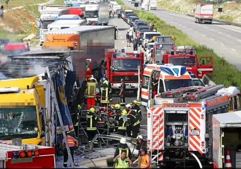 Carambol cu patru TIR-uri pe o autostradă din Germania. Șoferul a murit strivit în cabina autocamionului