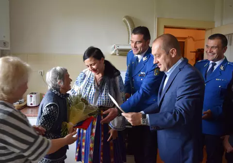 Două braşovence care au împlinit 100 de ani s-au trezit cu poliţia, pompierii şi jandarmii la uşă. Aceştia le-au adus flori şi un tricolor/ FOTO