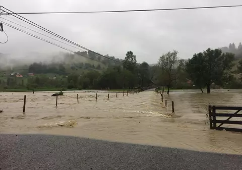 Zeci de locuinţe din județul Covasna au rămas izolate, după ce DN 10 a fost inundat (FOTO)