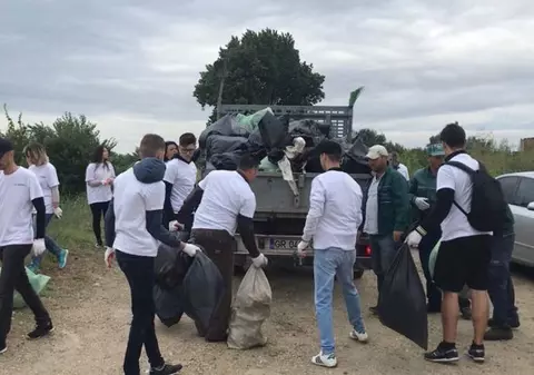Poliţiştii din Giurgiu au adunat tone de gunoaie aruncate pe malul Dunării