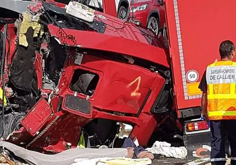 Accident cu cinci camioane în Franţa. Un şofer român şi unul ceh au murit pe loc
