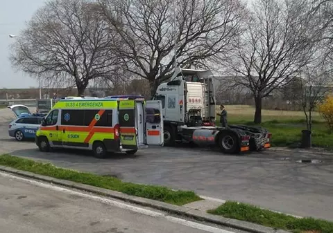 Un şofer român de TIR s-a spânzurat în cabină, într-o parcare din Italia