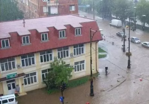 O inundație puternică a paralizat Reșita. Cum se vede de sus orașul sub ape