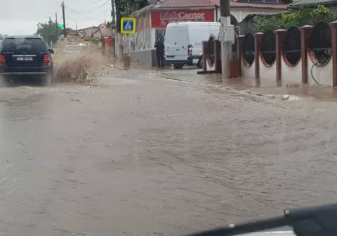 Rupere de nori pe litoral între Costinești și Tuzla. Subsolul unui hotel din stațiunea de tineret a fost inundat/ FOTO