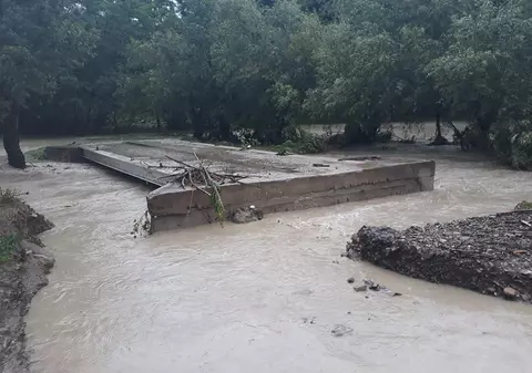 Dezastrul lăsat de inundații în Bacău: Peste 900 de gospodării afectate, în 31 de localități. Vor fi luate 17 locuințe modulare