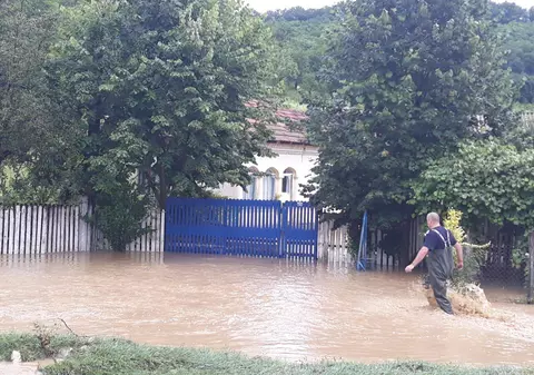 Inundații în Argeș și alte 10 județe. Zeci de gospodării, invadate de ape