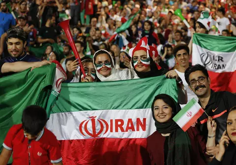 Fotbaliștii Iranului au fost întâmpinați ca niște eroi la revenirea de la Mondiale | VIDEO