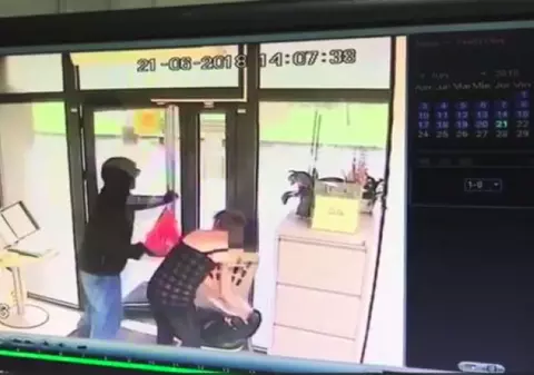 VIDEO/ Imagini cu jaful eșuat de la sucursala CEC din Cluj-Napoca. Reacția unei cliente în fața atacatorului înarmat