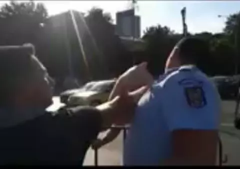 VIDEO / Jandarm lovit de protestatar. Noi imagini de la manifestaţia din Piaţa Victoriei