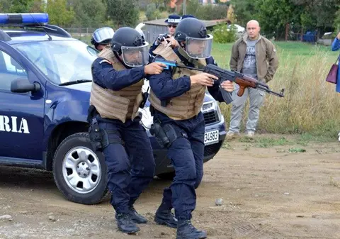 Jandarmeria Română cumpără armament. Cartuşele, grenadele şi petardele vor fi folosite în misiuni internaţionale
