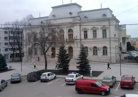 O grefieră a leșinat chiar în timpul ședinței de judecată, la Vaslui. Activitatea instanței a fost dată peste cap