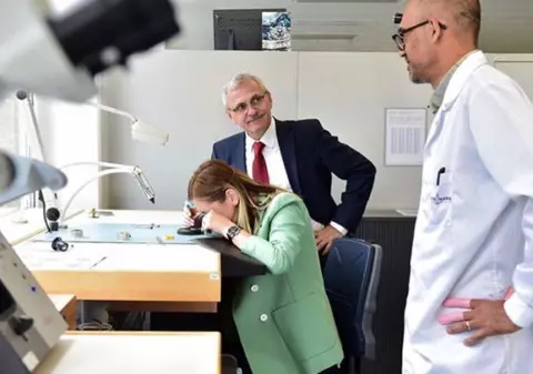 Dragnea acuză ”niște domnișoare” că se folosesc de numele iubitei sale: Spun ”Sunt Irina!” și cer diverse lucruri