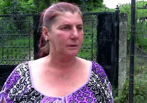 Avocatul Poporului s-a sesizat în cazul fetei din județul Vaslui, care ar fi fost legată cu lanțul de copac și arsă cu fierul de călcat