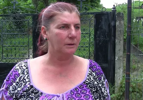 REPORTAJ/O fetiță din Vaslui era legată cu lanțul de copac, arsă cu fierul de călcat și obligată să asiste la desfrâul mamei sale