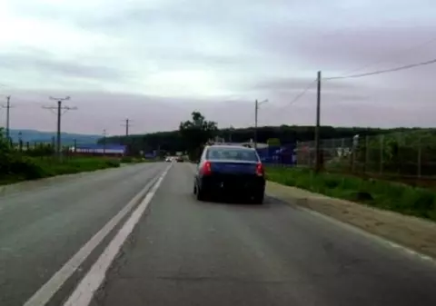 Patronul unei spălătorii auto din Roman a vopsit marcajele de pe șosea ca să aibă clienți