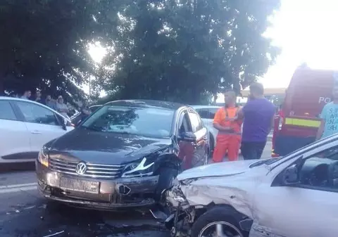 Maşina unui poliţist din Galaţi, implicată într-un accident. Șoferul ar fi fugit de la fața locului 