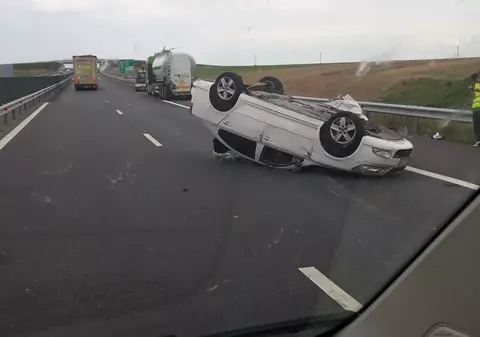 Mașină răsturnată pe A1, autostrada care leagă Timișoara de Lugoj. O persoană a fost rănită/ FOTO