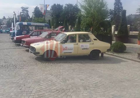 O caravană cu mașini retro Dacia și Polski Fiat străbate România. Cum arată autovehiculele din secolul trecut