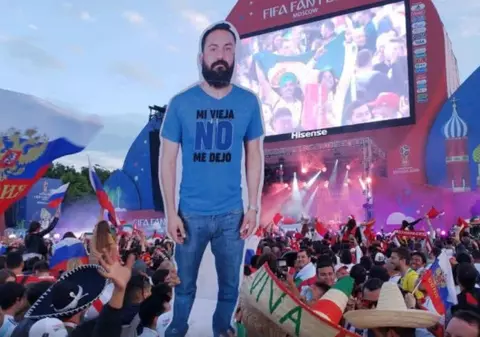 Imaginea Mondialului. Un mexican a strâns bani patru ani ca să meargă la turneul final, dar soția nu l-a lăsat. Prietenii l-au ”luat” cu ei