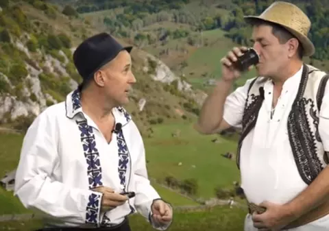 EXCLUSIV/ Mugur Mihăiescu și Radu Pietreanu au refăcut Vacanța Mare. Livrează glumele pentru tineret pe internet!