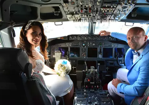 Un pilot din Iaşi s-a însurat chiar la bordul avionului companiei la care lucrează (FOTO)