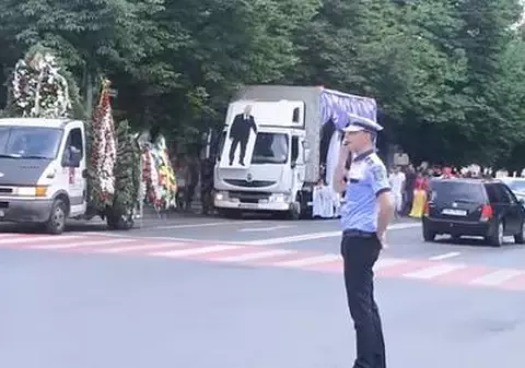 VIDEO | Înmormântarea lui Paris, un cunoscut lider al romilor, a blocat traficul la Focşani