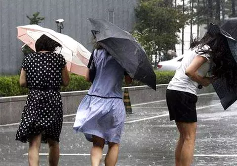 Cod galben de ploi torențiale în Iași și alte 23 de județe din țară. Zonele în care va ploua cu găleata