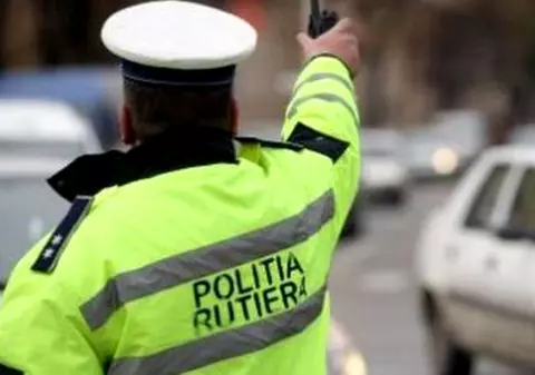 Patru răniți, între care doi copii, într-un accident rutier în Argeș. Trei se aflau într-o mașină parcată