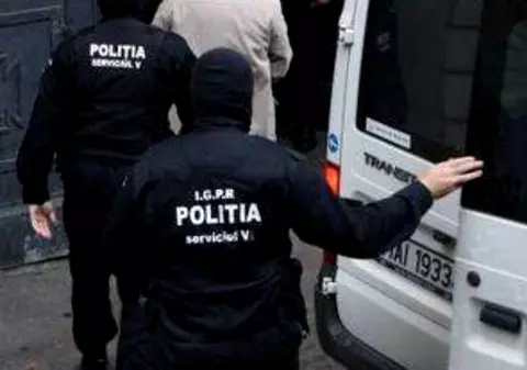 Extremiștii de la HVIM condamnați definitiv la câte 5 ani de închisoare, ridicați de polițiști de la locuințele lor