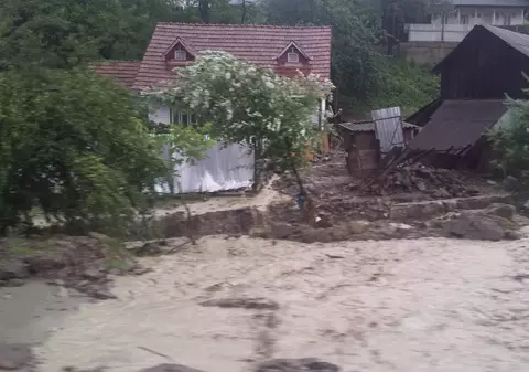 Zeci de gospodării, patru case și un drum național au fost inundate în Slănic Moldova din cauza unor viituri/ FOTO