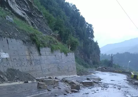 UPDATE/ DN10 Buzău-Brașov a fost închis din cauza căderilor de pietre în zona barajului Siriu. Drumul a fost redeschis/ FOTO