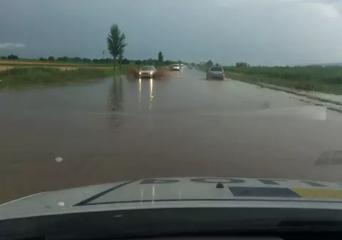 Rupere de nori la Focșani. Străzi și gospodării inundate, copaci căzuți pe șosea sau pe mașini