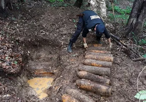 Un depozit de obuze neexplodate în pădurea de la Oituz. Căutătorii de comori l-au găsit în pământ