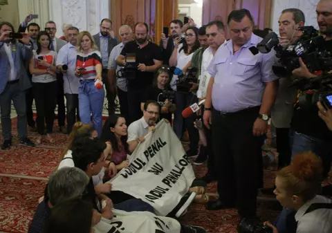 FOTO&VIDEO/ Protest la Parlament în timpul discursului Vioricăi Dăncilă