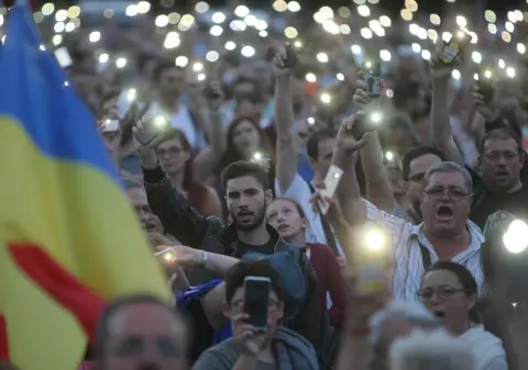 FOTO&VIDEO/ Câteva mii de persoane au protestat în Piața Victoriei, joi seară