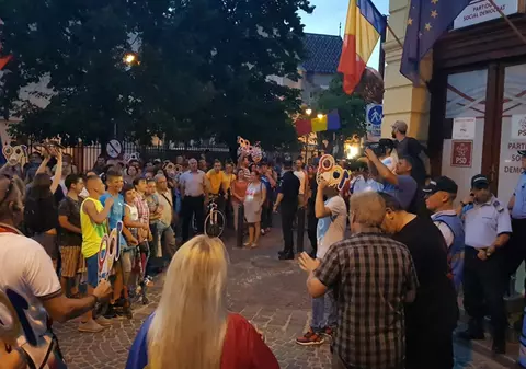 Mii de sibieni au ieșit în stradă, după condamnarea lui Liviu Dragnea. Carmen Iohannis a salutat mulțimea