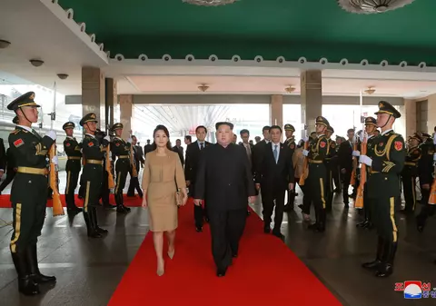 Kim Jong-un le-a interzis femeilor să poarte fuste scurte sau să-și vopsească părul