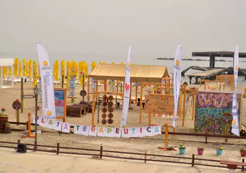 REPORTAJ/ Proiect unic în România. Un psiholog a făcut o ”plajă terapeutică” la Mamaia: "Oamenilor le e greu să creadă că accesul e gratuit“