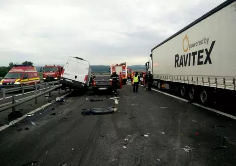 Imaginile accidentului îngrozitor dintre Deva și Simeria. Momentul în care șoferul de 70 de ani vine  pe contrasens și izbește duba