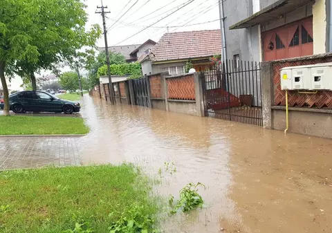 Străzi inundate în Alba Iulia după ploaia torențială. Canalizarea a fost blocată de volumul mare de apă