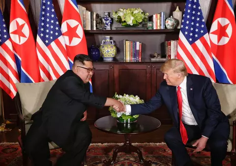 Cum a relatat presa nord-coreeană summitul Trump-Kim: O schimbare radicală în relaţiile bilaterale