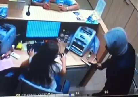 Jaf armat la o bancă din Cluj-Napoca. Tâlharul a furat 20.000 de lei