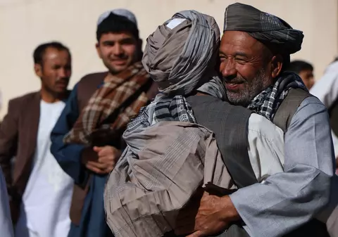 Talibanii și soldații afgani se îmbrățișează cu ocazia Eid. Atentat cu 20 de morți în fieful ISIS din Afganistan