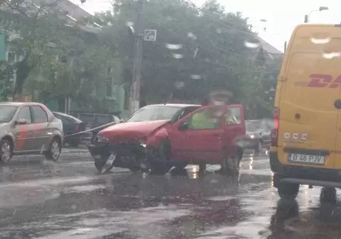 Un șofer de 19 ani care a pătruns cu mașina pe contrasens a rănit șase oameni, la Timișoara/ FOTO